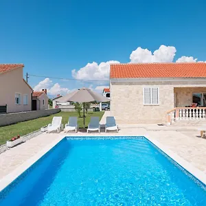 villa-stone-house-with-pool.hotelinzadar.com/