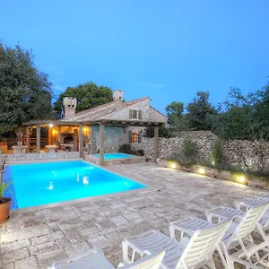 villa-zamelinjak.primorje-gorskikotar.com/